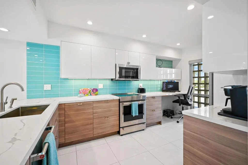Residential Lease for rent at 277 E Alejo Road 215, Palm Springs, Riverside County, CA featuring 2 beds and 2 baths