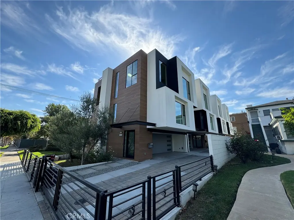 Single Family Residence for sale at 809 N Detroit Street, Los Angeles, CA featuring 3 beds and 3 baths