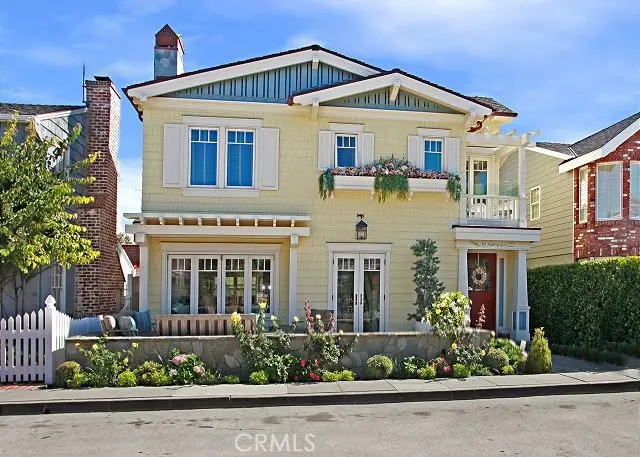 Single Family Residence for rent at 112 Abalone Avenue, Newport Beach, CA featuring 5 beds and 4 baths