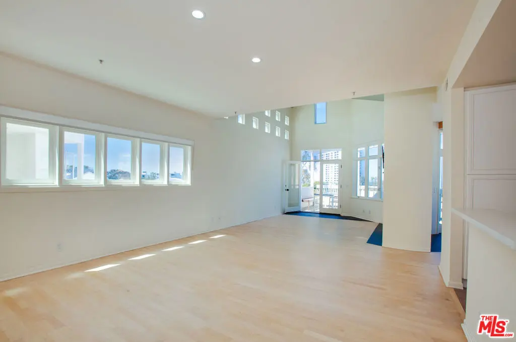 Residential Lease for rent at 3002 3rd Street 311, Santa Monica, Los Angeles County, CA featuring 2 beds and 3 baths