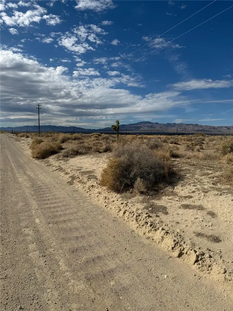 85 th Street W, Rosamond, CA — listing photo 1