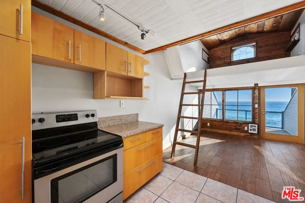 Residential Lease for rent at 20006 Pacific Coast Highway A, Malibu, Los Angeles County, CA and 1 bath