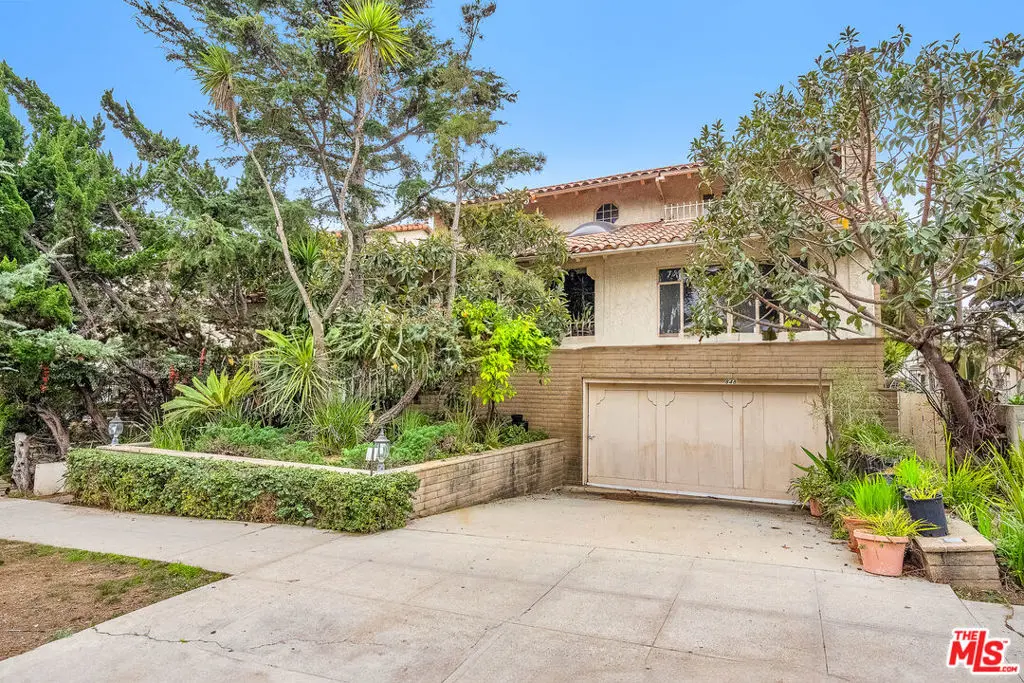 Residential Lease for rent at 848 15th Street 2, Santa Monica, Los Angeles County, CA featuring 2 beds and 3 baths
