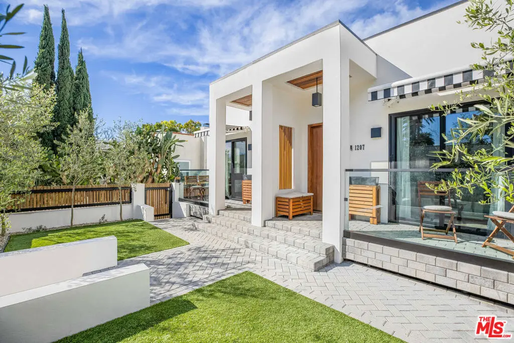 Residential Lease for rent at 1207 N GENESEE Avenue, West Hollywood, Los Angeles County, CA featuring 2 beds and 1 bath