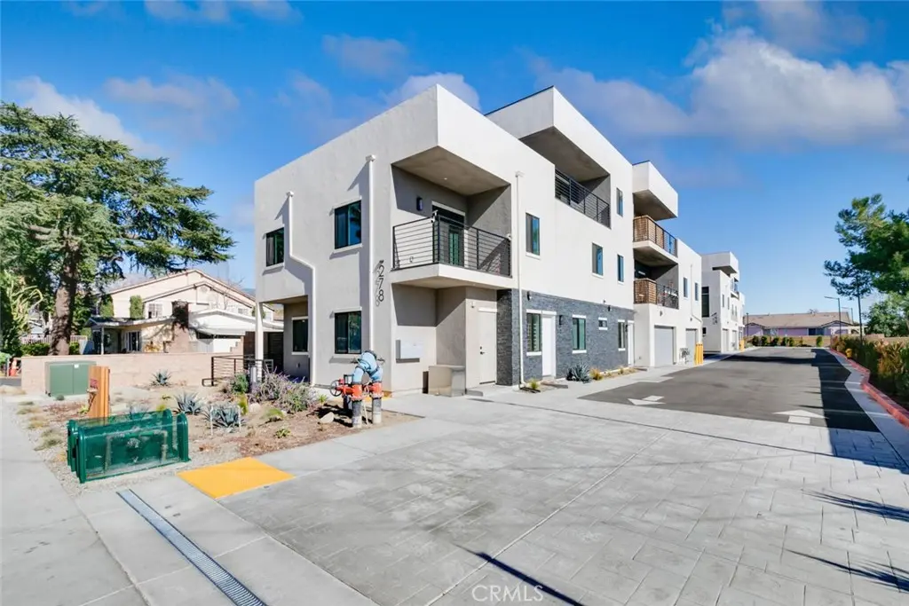 Townhouse for rent at 278 N 11th Avenue, Upland, CA featuring 2 beds and 2 baths