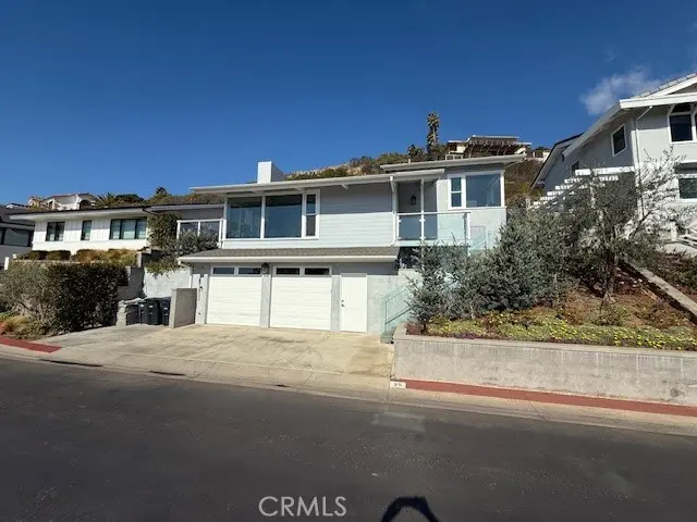 Single Family Residence for rent at 25 N Vista De La Luna, Laguna Beach, CA featuring 2 beds and 2 baths