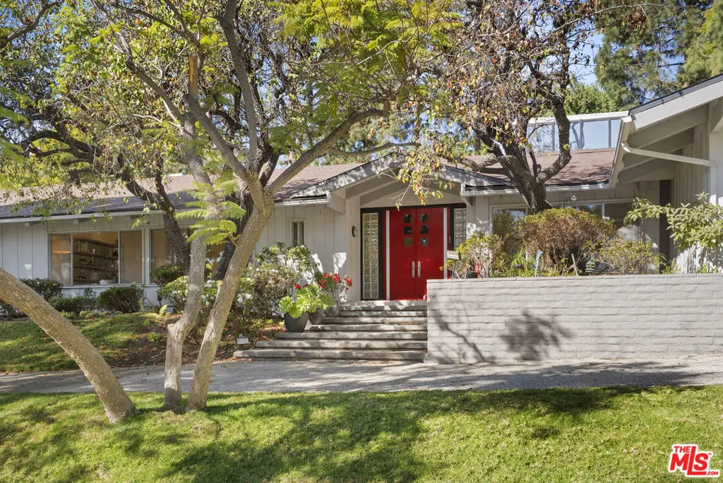 Residential Lease for rent at 811 N Hillcrest Road, Beverly Hills, Los Angeles County, CA featuring 5 beds and 6 baths