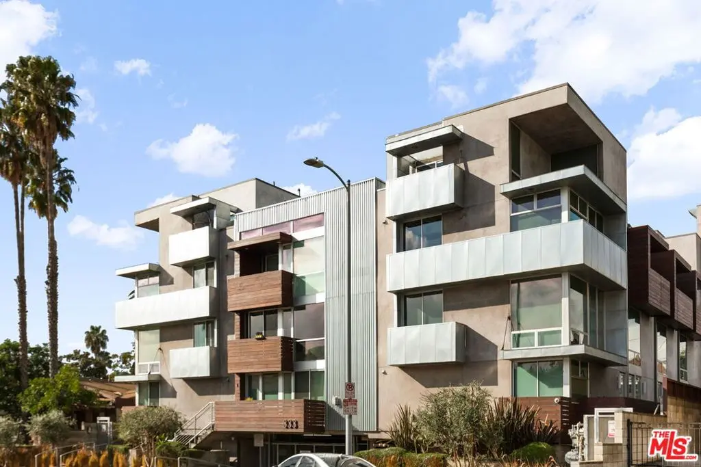 Residential Lease for rent at 333 S Wilton Place 4, Los Angeles, Los Angeles County, CA featuring 1 bed and 2 baths