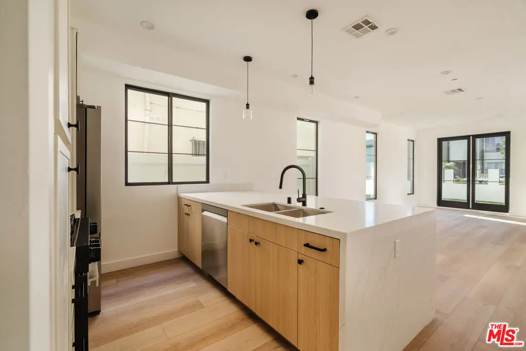 Residential Lease for rent at 1954 S Garth Avenue 1/2, Los Angeles, Los Angeles County, CA featuring 6 beds and 5 baths
