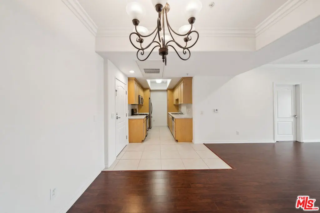 Residential Lease for rent at 3328 S. Oakhurst Ave. 205, Los Angeles, Los Angeles County, CA featuring 2 beds and 2 baths