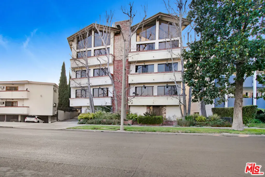 Residential Lease for rent at 831 S Gretna Green Way 302, Los Angeles, Los Angeles County, CA featuring 2 beds and 2 baths