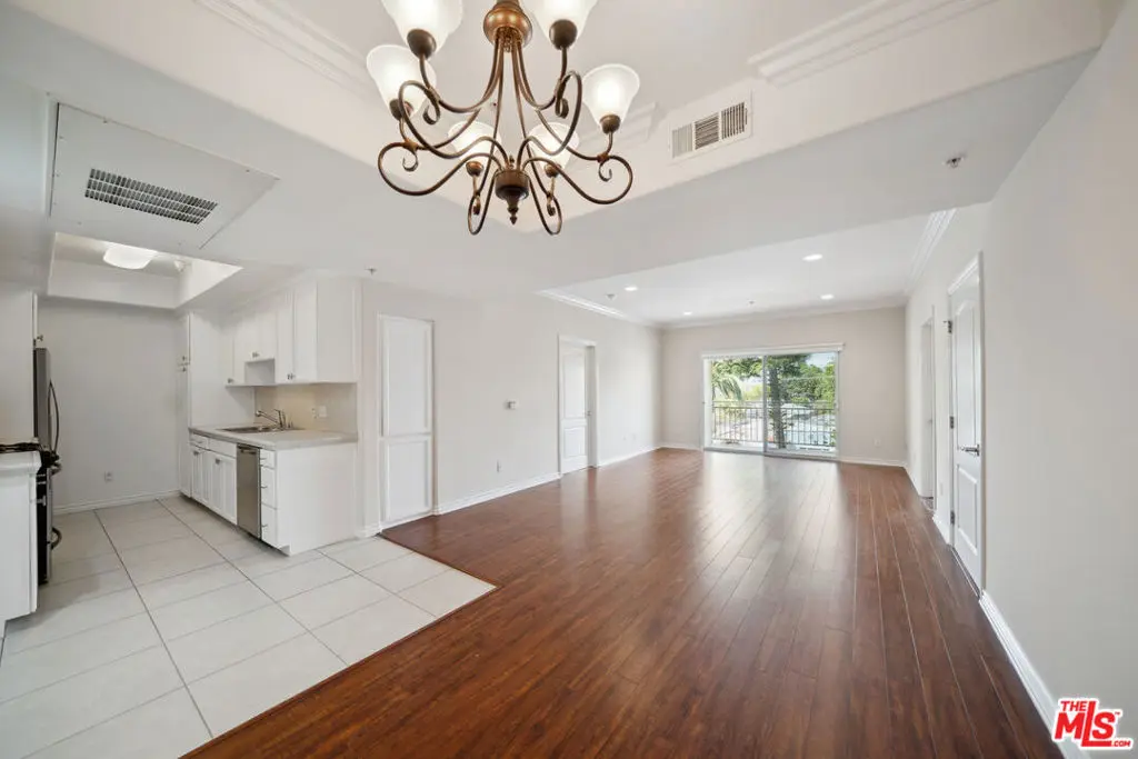 Residential Lease for rent at 3328 S. Oakhurst Ave. 203, Los Angeles, Los Angeles County, CA featuring 2 beds and 2 baths