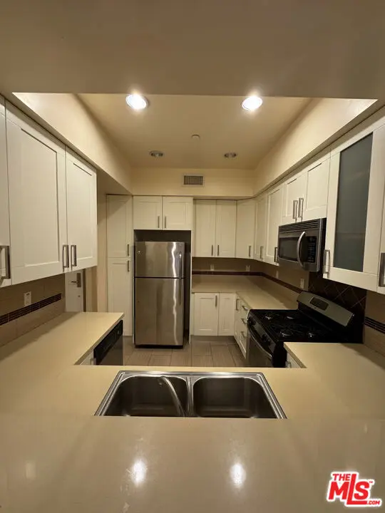 Residential Lease for rent at 11722 Ohio Avenue 204, Los Angeles, Los Angeles County, CA featuring 3 beds and 3 baths