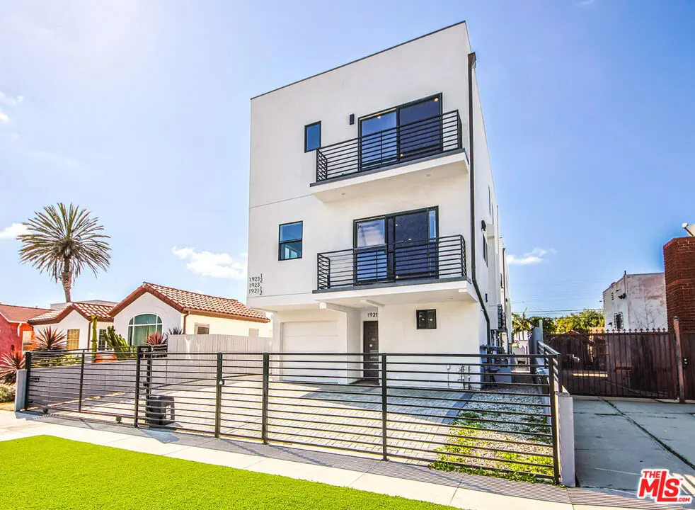 Residential Lease for rent at 1921 Carmona Avenue, Los Angeles, Los Angeles County, CA featuring 3 beds and 4 baths