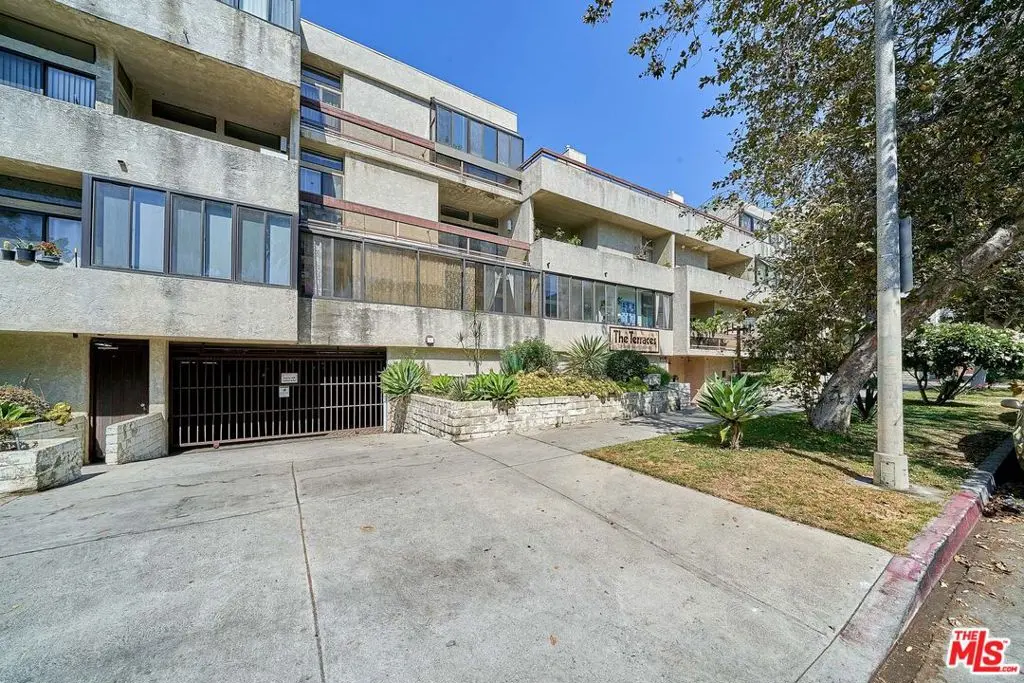 Residential Lease for rent at 729 S Hobart Boulevard 18, Los Angeles, Los Angeles County, CA featuring 2 beds and 1 bath