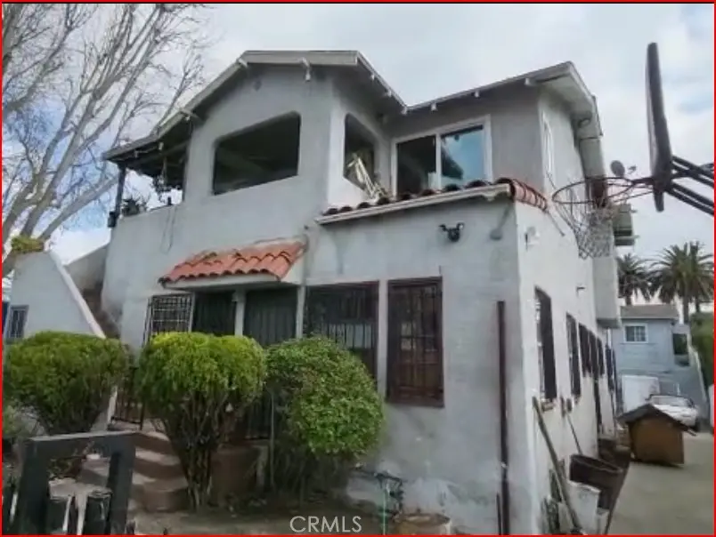 Quadruplex for sale at 2720 S Sycamore Avenue, Los Angeles, CA