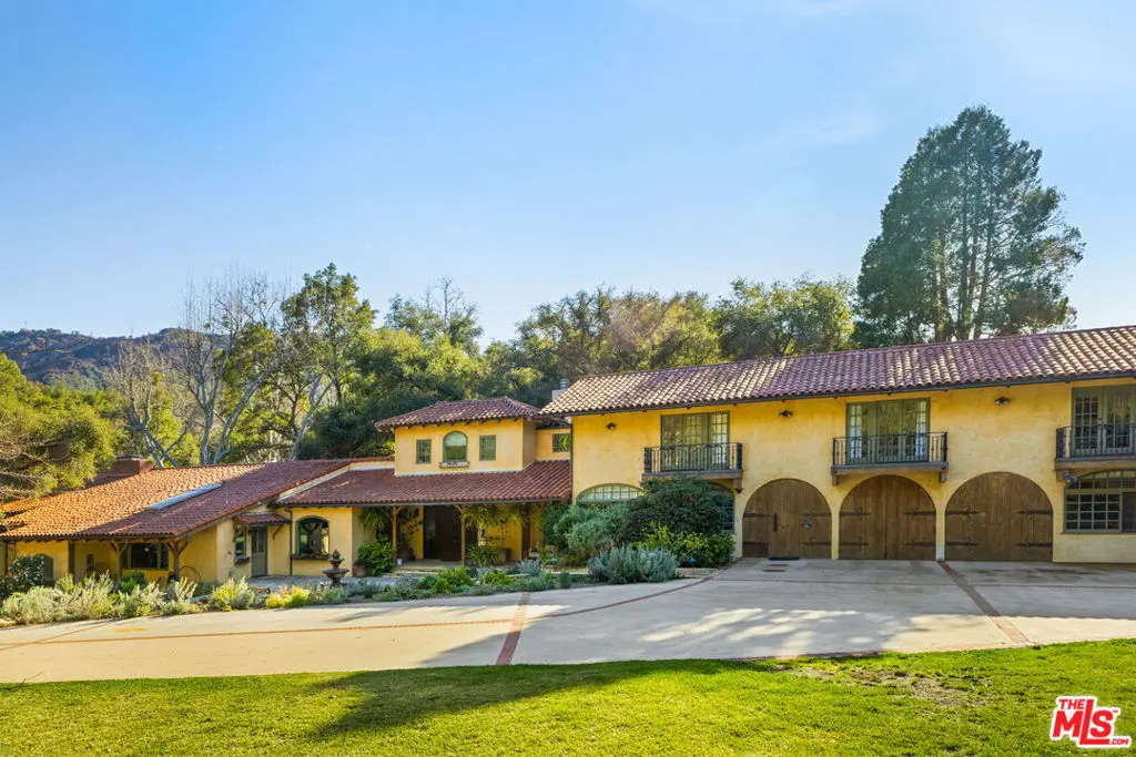 Residential Lease for rent at 821 Camino Colibri, Calabasas, Los Angeles County, CA featuring 5 beds and 6 baths