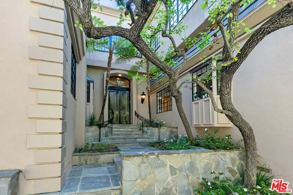 Residential Lease for rent at 1118 San Ysidro Drive, Beverly Hills, Los Angeles County, CA featuring 6 beds and 7 baths