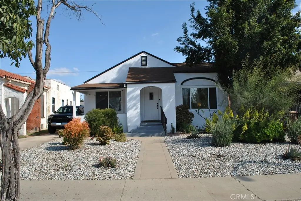 Residential Lease for rent at 3200 Dorchester Avenue, Los Angeles, Los Angeles County, CA featuring 2 beds and 1 bath