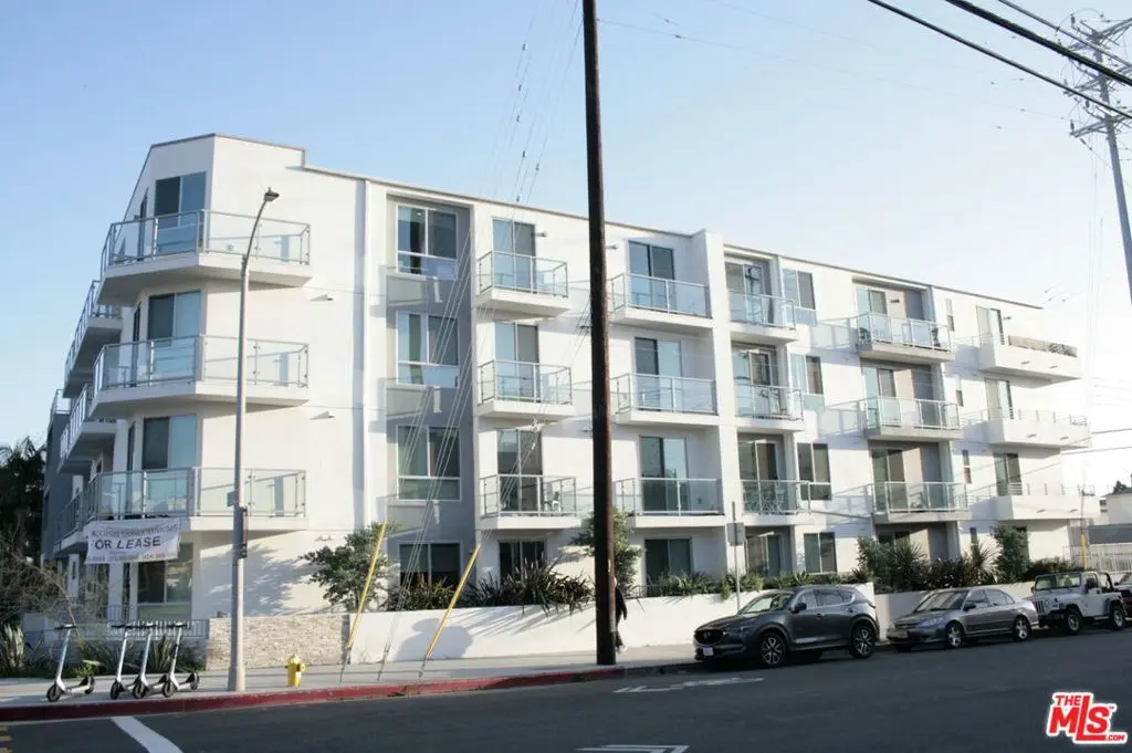 Residential Lease for rent at 1301 S Westgate Avenue 402, Los Angeles, Los Angeles County, CA featuring 3 beds and 3 baths