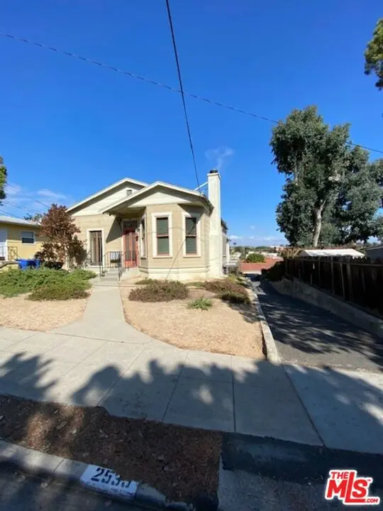 Residential Lease for rent at 2539 7th Street C, Santa Monica, Los Angeles County, CA featuring 1 bed and 1 bath