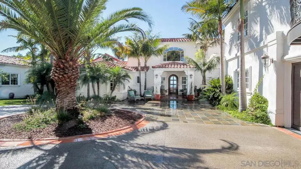 Single Family Residence for rent at 7390 Mar, La Jolla, CA featuring 7 beds and 7 baths