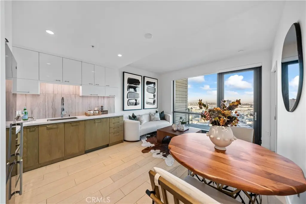 Residential Lease for rent at 400 S Broadway 3109, Los Angeles, Los Angeles County, CA featuring 1 bed and 1 bath
