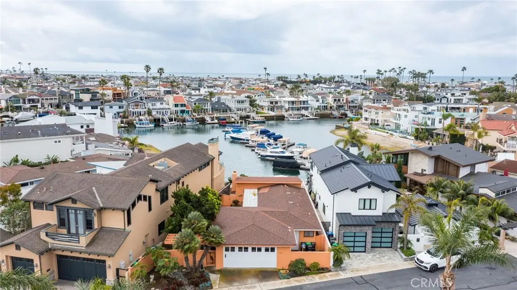Single Family Residence for rent at 52 Balboa Coves, Newport Beach, CA featuring 3 beds and 2 baths