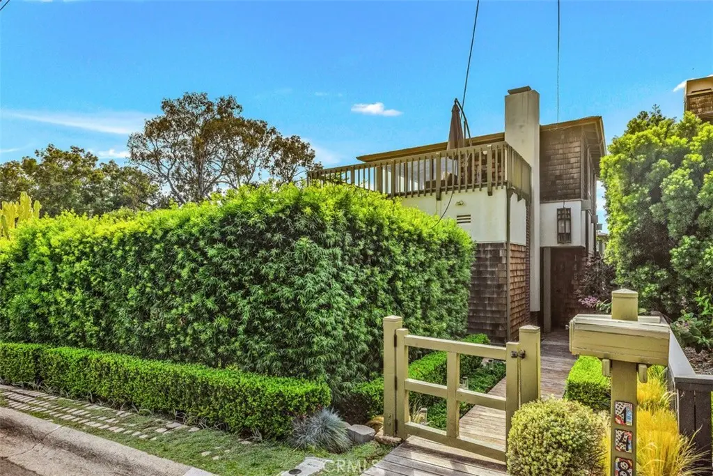 Single Family Residence for rent at 146 Chiquita Street, Laguna Beach, CA featuring 2 beds and 3 baths