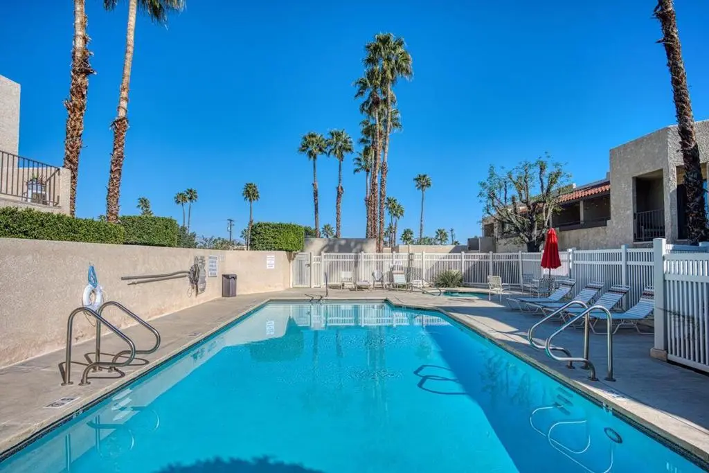 Residential Lease for rent at 200 E Racquet Club Road 68, Palm Springs, Riverside County, CA featuring 2 beds and 1 bath