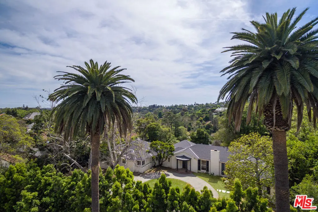Single Family Residence for sale at 7 Oakmont Drive, Los Angeles, CA featuring 2 beds and 4 baths