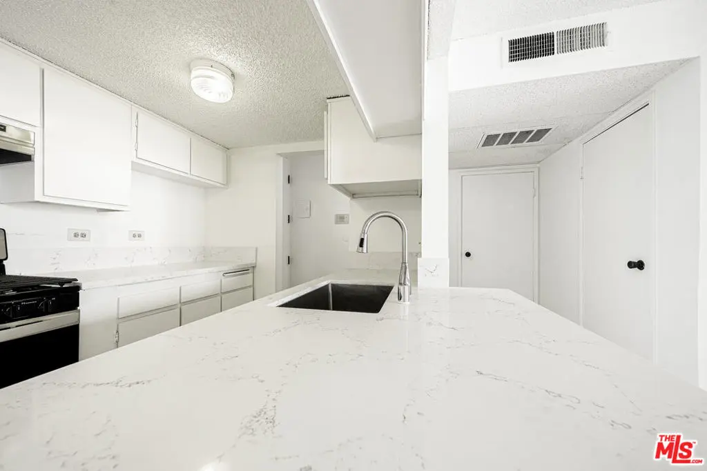 Condominium for sale at 421 S La Fayette Park Place 711, Los Angeles, CA featuring 1 bed and 1 bath
