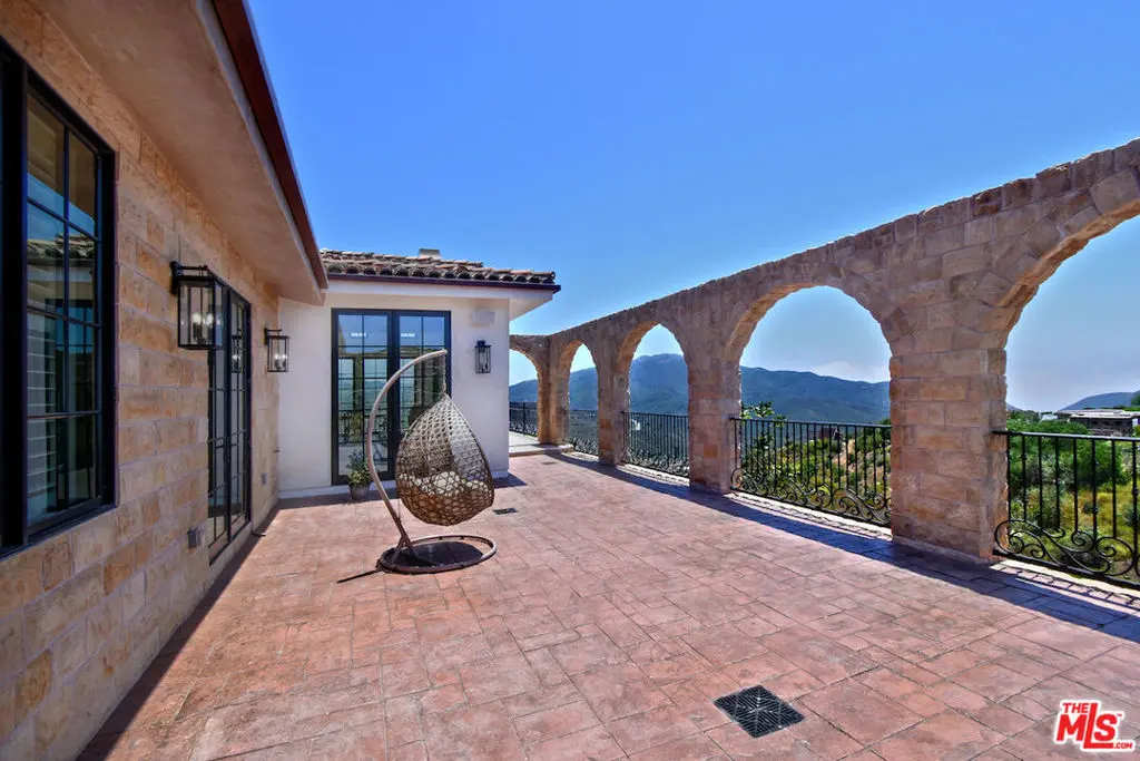 33182 & 33174 Mulholland Highway, Malibu, CA — listing photo 1