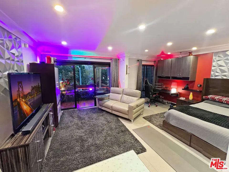 Residential Lease for rent at 950 N Kings Road 268, West Hollywood, Los Angeles County, CA and 1 bath