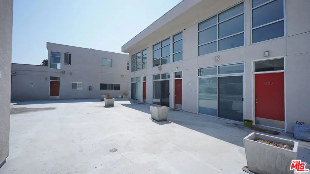 Residential Lease for rent at 922 W 23Rd Street 201, Los Angeles, Los Angeles County, CA featuring 3 beds and 2 baths