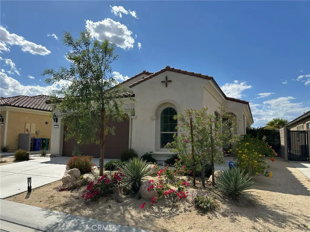 Single Family Residence for rent at 26 Carmenere, Rancho Mirage, CA featuring 2 beds and 2 baths