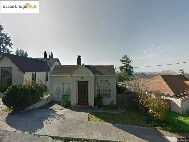 Single Family Residence for sale at 3000 Partridge Ave, Oakland, CA featuring 2 beds and 1 bath