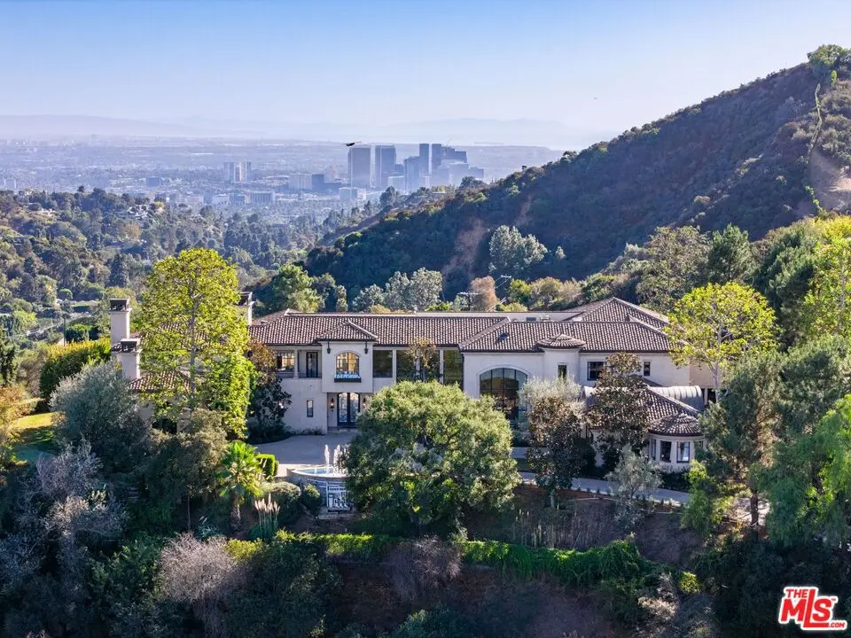 Single Family Residence for rent at 8 Beverly Ridge Terrace, Beverly Hills, CA featuring 6 beds and 10 baths
