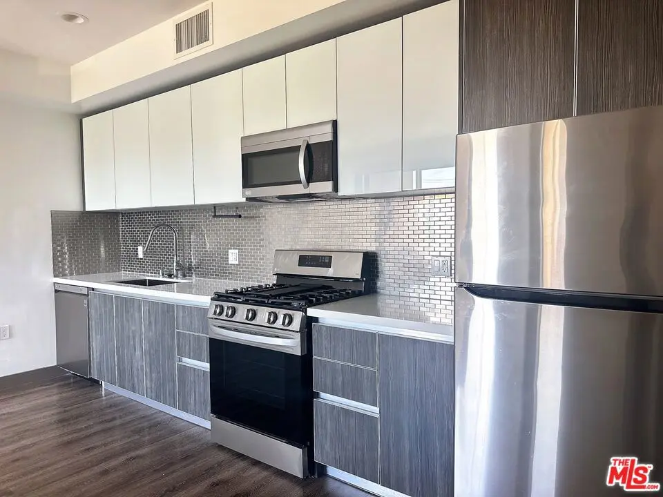 Residential Lease for rent at 552 N Hobart Boulevard 316, Los Angeles, Los Angeles County, CA featuring 1 bed and 2 baths