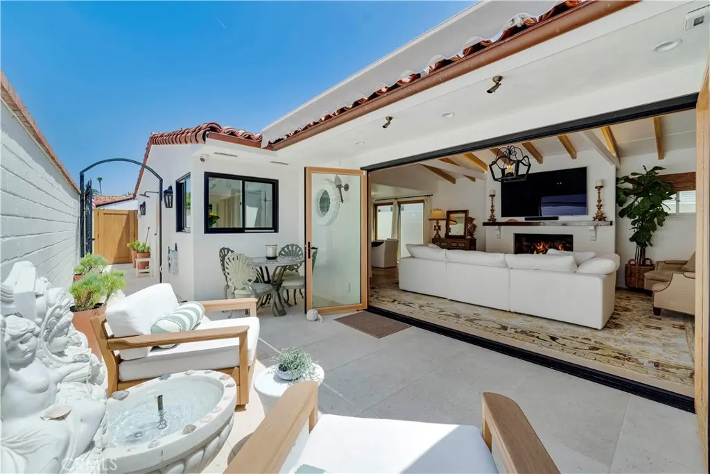Residential Lease for rent at 106 Via Cordova, Newport Beach, Orange County, CA featuring 2 beds and 2 baths