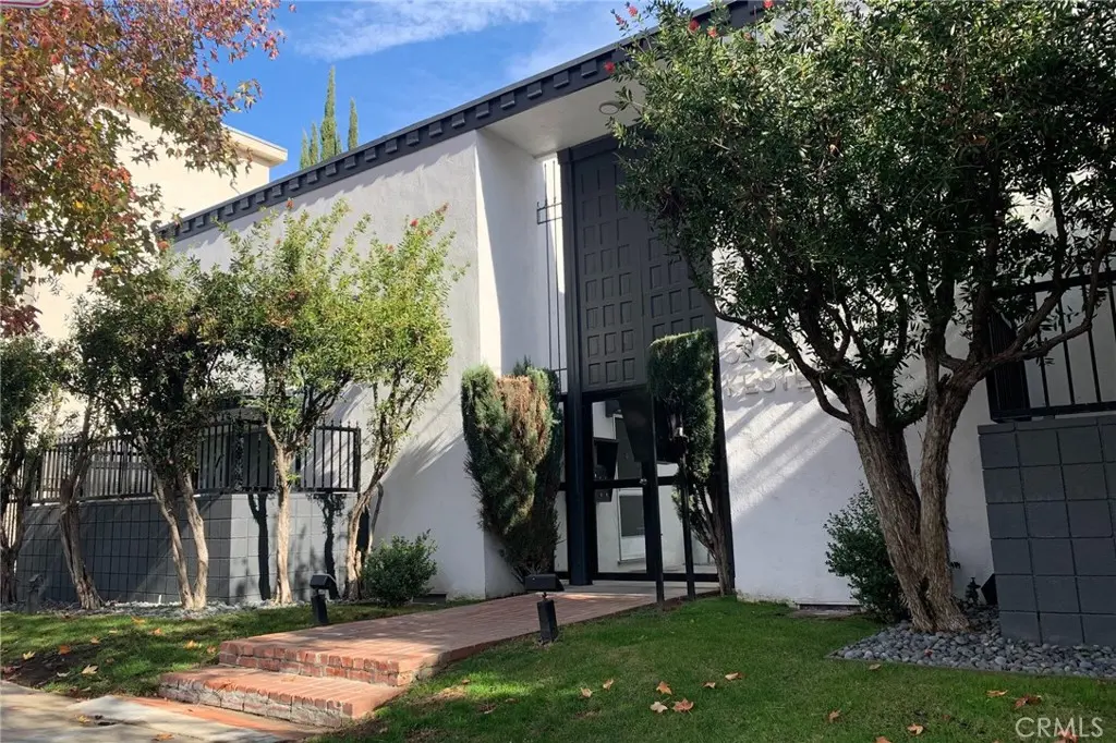 5236 Kester Avenue 6, Sherman Oaks, CA — listing photo 1