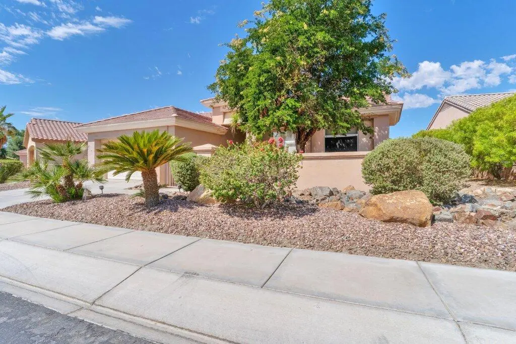 Residential Lease for rent at 39357 Mirage Circle, Palm Desert, Riverside County, CA featuring 3 beds and 2 baths