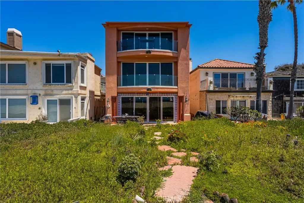 Residential Lease for rent at 6915 E Seaside, Long Beach, Los Angeles County, CA featuring 3 beds and 4 baths