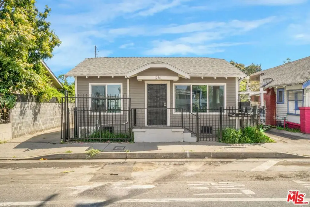 Residential Lease for rent at 1254 1/2 Exposition Boulevard, Los Angeles, Los Angeles County, CA featuring 2 beds and 1 bath