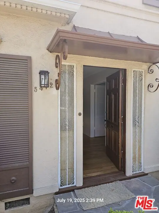 Residential Lease for rent at 5472 Edgewood Place, Los Angeles, Los Angeles County, CA featuring 2 beds and 1 bath