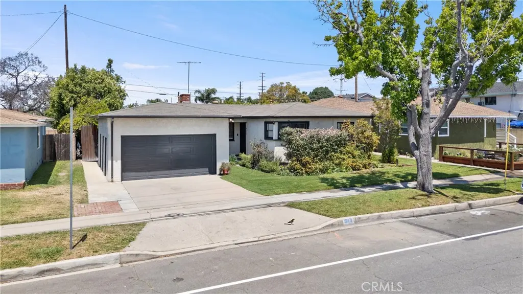 Residential Lease for rent at 923 W Maple Avenue, Orange, Orange County, CA featuring 4 beds and 2 baths