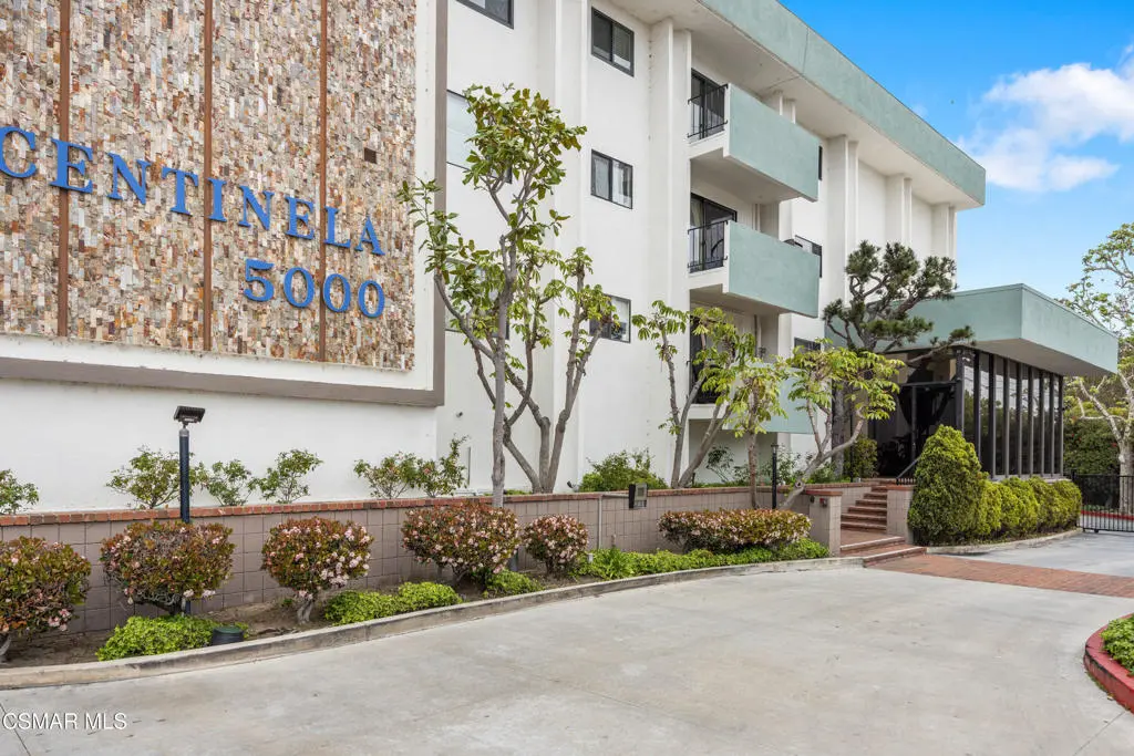 Condominium for sale at 5000 S Centinela Avenue 109, Los Angeles, CA featuring 2 beds and 2 baths