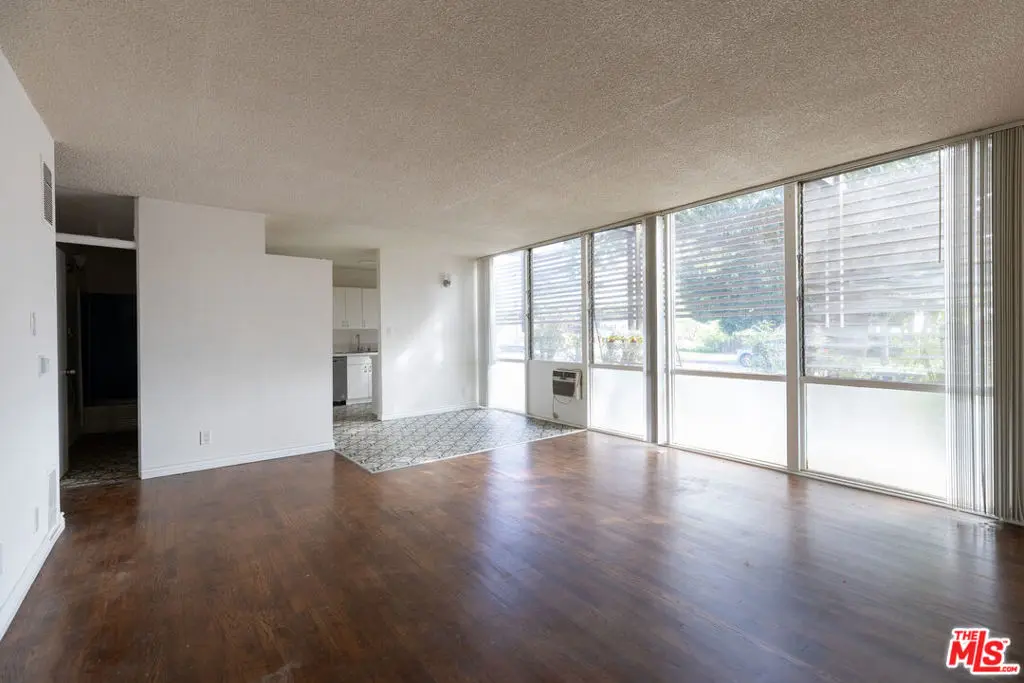 Residential Lease for rent at 11133 ROSE Avenue 9, Los Angeles, Los Angeles County, CA featuring 2 beds and 2 baths