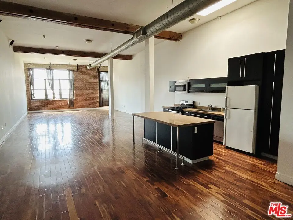 Residential Lease for rent at 652 Mateo Street 306, Los Angeles, Los Angeles County, CA featuring 1 bed and 1 bath
