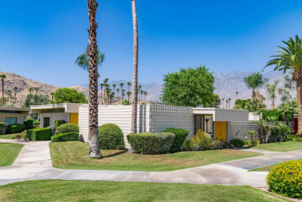 Residential Lease for rent at 322 Desert Lakes Drive, Palm Springs, Riverside County, CA featuring 2 beds and 2 baths